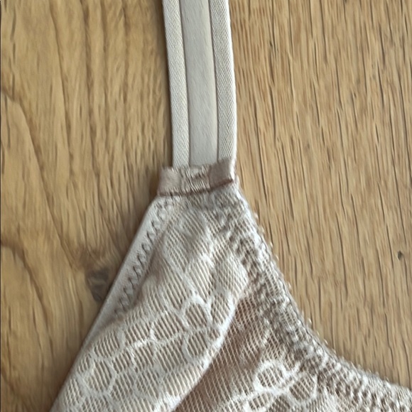 Chantelle Lace & Lined Underwire Bra - Cream 34C - Picture 6 of 10